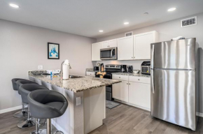 3rd floor condo with elevator and resort amenities, walk to shops and dining